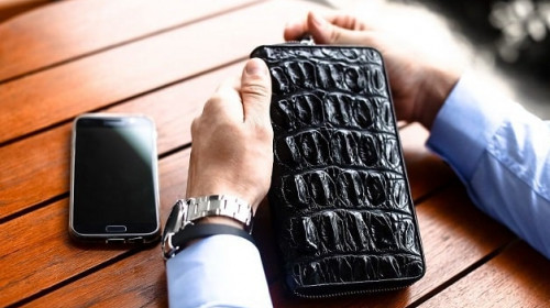 What color should be crocodile leather wallet attracting money?